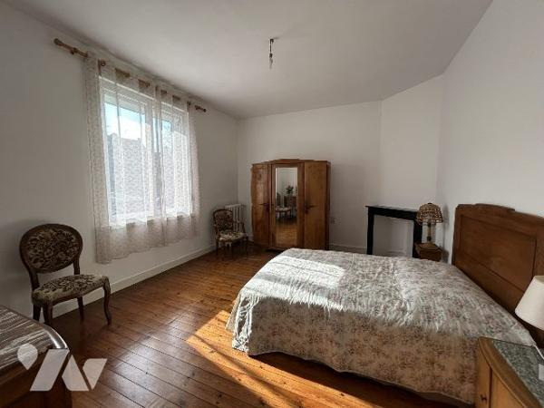 Maison bourgeoise avec jardin et garage