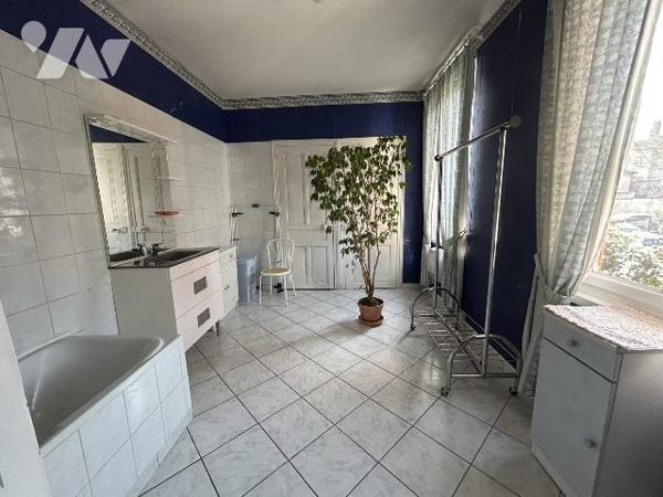 Maison bourgeoise avec jardin et garage