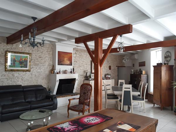 Maison en pierre de plus de 180 m²à vendre en plein centre de de Saujon, avec une suite parentale au rez de chaussée et un jardin. entièrement clos.