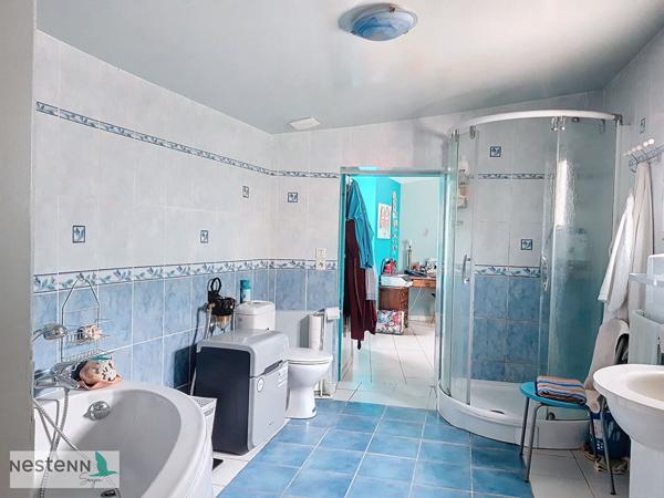 Maison en pierre de plus de 180 m²à vendre en plein centre de de Saujon, avec une suite parentale au rez de chaussée et un jardin. entièrement clos.