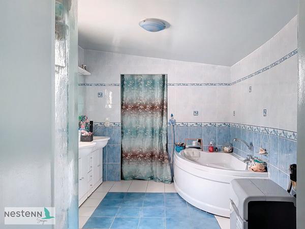 Maison en pierre de plus de 180 m²à vendre en plein centre de de Saujon, avec une suite parentale au rez de chaussée et un jardin. entièrement clos.