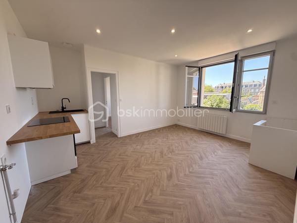 Vous recherchez un appartement où il ne reste plus qu'à poser vos valises ?

Découvrez ce T2 de 38 m², entièrement rénové avec soin, situé au 2ᵉ étage d'une petite copropriété de seulement 3 logements.

Vous serez séduit par sa belle pièce de vie lumineuse avec cuisine aménagée et équipée, sa chambre confortable ainsi que sa salle d'eau moderne aux finitions actuelles.

Son emplacement est un véritable atout : à seulement 8 minutes à pied du centre-ville, de la gare et des commerces, tout en bénéficiant d'un stationnement facile à proximité.

Les + du bien :
✔ Appartement entièrement rénové
✔ Petite copropriété de 3 logements
✔ À 500m du centre-ville et de la gare
✔ Stationnement à proximité
✔ DPE D, chauffage électrique à inertie fluide
✔ Idéal premier achat ou investissement locatif

Contactez-moi pour plus d'informations ou pour organiser une visite.