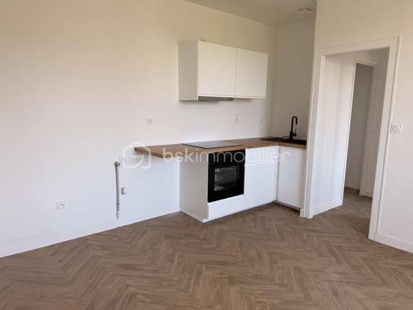 Vous recherchez un appartement où il ne reste plus qu'à poser vos valises ?

Découvrez ce T2 de 38 m², entièrement rénové avec soin, situé au 2ᵉ étage d'une petite copropriété de seulement 3 logements.

Vous serez séduit par sa belle pièce de vie lumineuse avec cuisine aménagée et équipée, sa chambre confortable ainsi que sa salle d'eau moderne aux finitions actuelles.

Son emplacement est un véritable atout : à seulement 8 minutes à pied du centre-ville, de la gare et des commerces, tout en bénéficiant d'un stationnement facile à proximité.

Les + du bien :
✔ Appartement entièrement rénové
✔ Petite copropriété de 3 logements
✔ À 500m du centre-ville et de la gare
✔ Stationnement à proximité
✔ DPE D, chauffage électrique à inertie fluide
✔ Idéal premier achat ou investissement locatif

Contactez-moi pour plus d'informations ou pour organiser une visite.