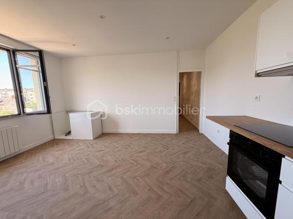 Vous recherchez un appartement où il ne reste plus qu'à poser vos valises ?

Découvrez ce T2 de 38 m², entièrement rénové avec soin, situé au 2ᵉ étage d'une petite copropriété de seulement 3 logements.

Vous serez séduit par sa belle pièce de vie lumineuse avec cuisine aménagée et équipée, sa chambre confortable ainsi que sa salle d'eau moderne aux finitions actuelles.

Son emplacement est un véritable atout : à seulement 8 minutes à pied du centre-ville, de la gare et des commerces, tout en bénéficiant d'un stationnement facile à proximité.

Les + du bien :
✔ Appartement entièrement rénové
✔ Petite copropriété de 3 logements
✔ À 500m du centre-ville et de la gare
✔ Stationnement à proximité
✔ DPE D, chauffage électrique à inertie fluide
✔ Idéal premier achat ou investissement locatif

Contactez-moi pour plus d'informations ou pour organiser une visite.