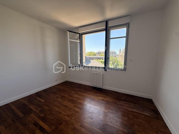 Vous recherchez un appartement où il ne reste plus qu'à poser vos valises ?

Découvrez ce T2 de 38 m², entièrement rénové avec soin, situé au 2ᵉ étage d'une petite copropriété de seulement 3 logements.

Vous serez séduit par sa belle pièce de vie lumineuse avec cuisine aménagée et équipée, sa chambre confortable ainsi que sa salle d'eau moderne aux finitions actuelles.

Son emplacement est un véritable atout : à seulement 8 minutes à pied du centre-ville, de la gare et des commerces, tout en bénéficiant d'un stationnement facile à proximité.

Les + du bien :
✔ Appartement entièrement rénové
✔ Petite copropriété de 3 logements
✔ À 500m du centre-ville et de la gare
✔ Stationnement à proximité
✔ DPE D, chauffage électrique à inertie fluide
✔ Idéal premier achat ou investissement locatif

Contactez-moi pour plus d'informations ou pour organiser une visite.