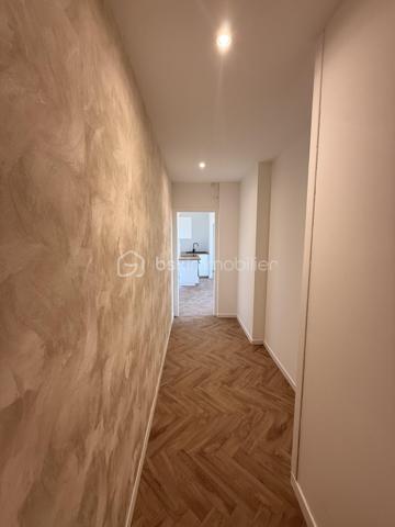 Vous recherchez un appartement où il ne reste plus qu'à poser vos valises ?

Découvrez ce T2 de 38 m², entièrement rénové avec soin, situé au 2ᵉ étage d'une petite copropriété de seulement 3 logements.

Vous serez séduit par sa belle pièce de vie lumineuse avec cuisine aménagée et équipée, sa chambre confortable ainsi que sa salle d'eau moderne aux finitions actuelles.

Son emplacement est un véritable atout : à seulement 8 minutes à pied du centre-ville, de la gare et des commerces, tout en bénéficiant d'un stationnement facile à proximité.

Les + du bien :
✔ Appartement entièrement rénové
✔ Petite copropriété de 3 logements
✔ À 500m du centre-ville et de la gare
✔ Stationnement à proximité
✔ DPE D, chauffage électrique à inertie fluide
✔ Idéal premier achat ou investissement locatif

Contactez-moi pour plus d'informations ou pour organiser une visite.