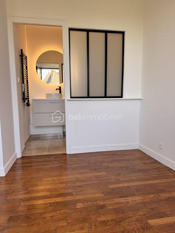 Vous recherchez un appartement où il ne reste plus qu'à poser vos valises ?

Découvrez ce T2 de 38 m², entièrement rénové avec soin, situé au 2ᵉ étage d'une petite copropriété de seulement 3 logements.

Vous serez séduit par sa belle pièce de vie lumineuse avec cuisine aménagée et équipée, sa chambre confortable ainsi que sa salle d'eau moderne aux finitions actuelles.

Son emplacement est un véritable atout : à seulement 8 minutes à pied du centre-ville, de la gare et des commerces, tout en bénéficiant d'un stationnement facile à proximité.

Les + du bien :
✔ Appartement entièrement rénové
✔ Petite copropriété de 3 logements
✔ À 500m du centre-ville et de la gare
✔ Stationnement à proximité
✔ DPE D, chauffage électrique à inertie fluide
✔ Idéal premier achat ou investissement locatif

Contactez-moi pour plus d'informations ou pour organiser une visite.