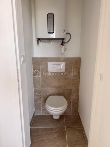 Vous recherchez un appartement où il ne reste plus qu'à poser vos valises ?

Découvrez ce T2 de 38 m², entièrement rénové avec soin, situé au 2ᵉ étage d'une petite copropriété de seulement 3 logements.

Vous serez séduit par sa belle pièce de vie lumineuse avec cuisine aménagée et équipée, sa chambre confortable ainsi que sa salle d'eau moderne aux finitions actuelles.

Son emplacement est un véritable atout : à seulement 8 minutes à pied du centre-ville, de la gare et des commerces, tout en bénéficiant d'un stationnement facile à proximité.

Les + du bien :
✔ Appartement entièrement rénové
✔ Petite copropriété de 3 logements
✔ À 500m du centre-ville et de la gare
✔ Stationnement à proximité
✔ DPE D, chauffage électrique à inertie fluide
✔ Idéal premier achat ou investissement locatif

Contactez-moi pour plus d'informations ou pour organiser une visite.