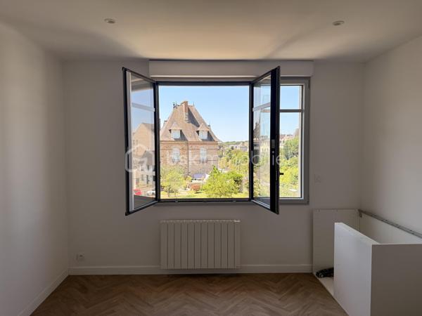 Vous recherchez un appartement où il ne reste plus qu'à poser vos valises ?

Découvrez ce T2 de 38 m², entièrement rénové avec soin, situé au 2ᵉ étage d'une petite copropriété de seulement 3 logements.

Vous serez séduit par sa belle pièce de vie lumineuse avec cuisine aménagée et équipée, sa chambre confortable ainsi que sa salle d'eau moderne aux finitions actuelles.

Son emplacement est un véritable atout : à seulement 8 minutes à pied du centre-ville, de la gare et des commerces, tout en bénéficiant d'un stationnement facile à proximité.

Les + du bien :
✔ Appartement entièrement rénové
✔ Petite copropriété de 3 logements
✔ À 500m du centre-ville et de la gare
✔ Stationnement à proximité
✔ DPE D, chauffage électrique à inertie fluide
✔ Idéal premier achat ou investissement locatif

Contactez-moi pour plus d'informations ou pour organiser une visite.