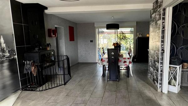 Guécélard – Grand Pavillon Lumineux avec Jardin et Véranda !