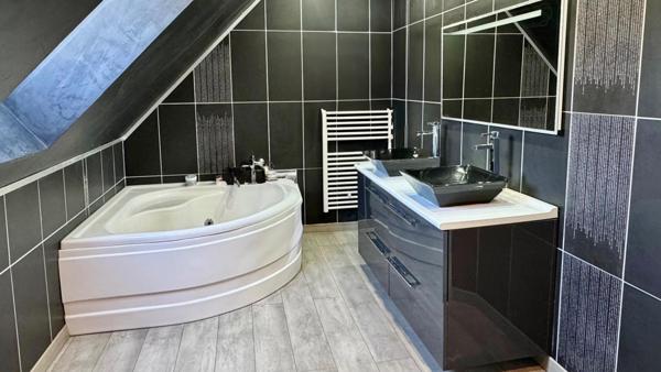 Guécélard – Grand Pavillon Lumineux avec Jardin et Véranda !