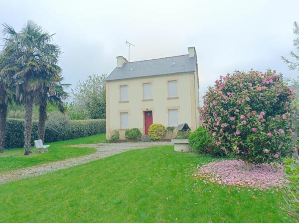 29970 Trégourez maison de bourg charmante avec 3  chambres , pas de vis à vis, joli jardin