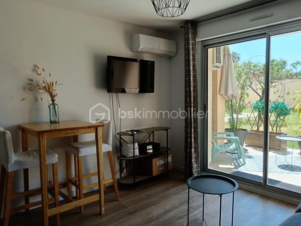 Découvrez cet appartement idéalement situé à 10 minutes de la plage de Canet, parfait pour ceux qui rêvent d'un cadre de vie serein avec toutes les commodités à portée de main. Laissez-vous séduire par ce coquet studio de 20,74 m², niché au rez-de-chaussée d'une résidence paisible de 1967.

Profitez d'un agencement optimal avec une pièce de vie lumineuse qui s'ouvre sur une terrasse privative. La résidence dispose également d'une piscine, idéale pour se détendre sous le soleil méditerranéen, et d'une place de parking attitrée pour plus de confort.

À proximité, retrouvez commerces, écoles, ainsi que des transports en commun facilitant vos déplacements. Charges annuelles maîtrisées à 804€ pour une copropriété sans procédure.
Excellent rapport locatif pour des investisseurs....
pas de travaux

Contactez Christine Lemaire pour une visite !
