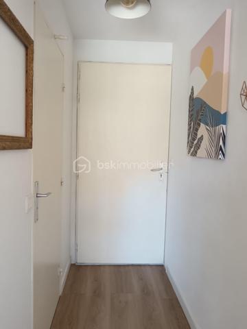 Découvrez cet appartement idéalement situé à 10 minutes de la plage de Canet, parfait pour ceux qui rêvent d'un cadre de vie serein avec toutes les commodités à portée de main. Laissez-vous séduire par ce coquet studio de 20,74 m², niché au rez-de-chaussée d'une résidence paisible de 1967.

Profitez d'un agencement optimal avec une pièce de vie lumineuse qui s'ouvre sur une terrasse privative. La résidence dispose également d'une piscine, idéale pour se détendre sous le soleil méditerranéen, et d'une place de parking attitrée pour plus de confort.

À proximité, retrouvez commerces, écoles, ainsi que des transports en commun facilitant vos déplacements. Charges annuelles maîtrisées à 804€ pour une copropriété sans procédure.
Excellent rapport locatif pour des investisseurs....
pas de travaux

Contactez Christine Lemaire pour une visite !