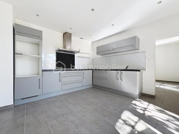 🏡 Appartement rénové de 86 m² – 3 chambres, balcon, garage et parcelle de 1 500 m²
✨ Un bien rare, entièrement rénové et prêt à vivre !
Venez découvrir ce bel appartement d’environ 86 m², entièrement rénové au goût du jour, situé dans une petite copropriété de seulement 4 logements, implantée sur une parcelle d’environ 1 500 m².

Il se compose d’une agréable pièce de vie lumineuse donnant accès au balcon, ainsi que d’une cuisine indépendante également ouverte sur le balcon, permettant de profiter pleinement des extérieurs.
🌿 L’espace nuit offre 3 chambres, une salle d’eau moderne ainsi qu’un WC indépendant.

🚗 Côté pratique, vous bénéficierez également :
d’un garage
d’une place de parking libre
du double vitrage
d’une chaudière gaz récente
d’une petite copropriété de seulement 4 logements
de faibles charges de copropriété

✨ Entièrement rénové, fonctionnel et sans travaux à prévoir, cet appartement offre de beaux volumes et un cadre agréable, avec l’atout supplémentaire d’une parcelle de 1 500 m².

📞 Un bien à découvrir rapidement ! Contactez-moi pour organiser une visite.