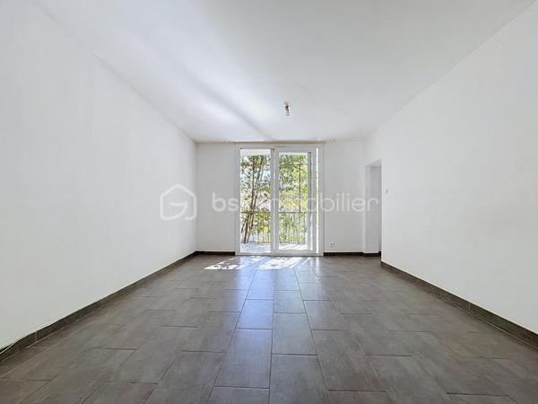 🏡 Appartement rénové de 86 m² – 3 chambres, balcon, garage et parcelle de 1 500 m²
✨ Un bien rare, entièrement rénové et prêt à vivre !
Venez découvrir ce bel appartement d’environ 86 m², entièrement rénové au goût du jour, situé dans une petite copropriété de seulement 4 logements, implantée sur une parcelle d’environ 1 500 m².

Il se compose d’une agréable pièce de vie lumineuse donnant accès au balcon, ainsi que d’une cuisine indépendante également ouverte sur le balcon, permettant de profiter pleinement des extérieurs.
🌿 L’espace nuit offre 3 chambres, une salle d’eau moderne ainsi qu’un WC indépendant.

🚗 Côté pratique, vous bénéficierez également :
d’un garage
d’une place de parking libre
du double vitrage
d’une chaudière gaz récente
d’une petite copropriété de seulement 4 logements
de faibles charges de copropriété

✨ Entièrement rénové, fonctionnel et sans travaux à prévoir, cet appartement offre de beaux volumes et un cadre agréable, avec l’atout supplémentaire d’une parcelle de 1 500 m².

📞 Un bien à découvrir rapidement ! Contactez-moi pour organiser une visite.