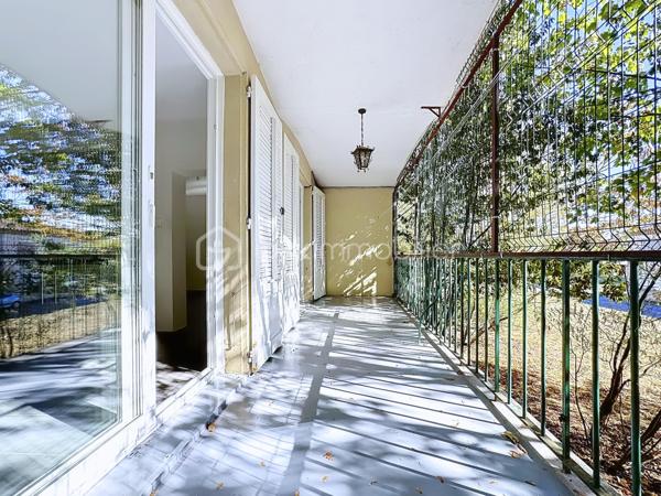 🏡 Appartement rénové de 86 m² – 3 chambres, balcon, garage et parcelle de 1 500 m²
✨ Un bien rare, entièrement rénové et prêt à vivre !
Venez découvrir ce bel appartement d’environ 86 m², entièrement rénové au goût du jour, situé dans une petite copropriété de seulement 4 logements, implantée sur une parcelle d’environ 1 500 m².

Il se compose d’une agréable pièce de vie lumineuse donnant accès au balcon, ainsi que d’une cuisine indépendante également ouverte sur le balcon, permettant de profiter pleinement des extérieurs.
🌿 L’espace nuit offre 3 chambres, une salle d’eau moderne ainsi qu’un WC indépendant.

🚗 Côté pratique, vous bénéficierez également :
d’un garage
d’une place de parking libre
du double vitrage
d’une chaudière gaz récente
d’une petite copropriété de seulement 4 logements
de faibles charges de copropriété

✨ Entièrement rénové, fonctionnel et sans travaux à prévoir, cet appartement offre de beaux volumes et un cadre agréable, avec l’atout supplémentaire d’une parcelle de 1 500 m².

📞 Un bien à découvrir rapidement ! Contactez-moi pour organiser une visite.