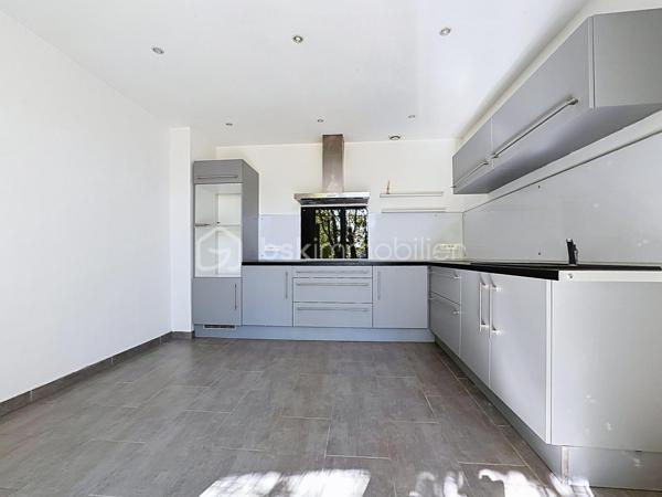 🏡 Appartement rénové de 86 m² – 3 chambres, balcon, garage et parcelle de 1 500 m²
✨ Un bien rare, entièrement rénové et prêt à vivre !
Venez découvrir ce bel appartement d’environ 86 m², entièrement rénové au goût du jour, situé dans une petite copropriété de seulement 4 logements, implantée sur une parcelle d’environ 1 500 m².

Il se compose d’une agréable pièce de vie lumineuse donnant accès au balcon, ainsi que d’une cuisine indépendante également ouverte sur le balcon, permettant de profiter pleinement des extérieurs.
🌿 L’espace nuit offre 3 chambres, une salle d’eau moderne ainsi qu’un WC indépendant.

🚗 Côté pratique, vous bénéficierez également :
d’un garage
d’une place de parking libre
du double vitrage
d’une chaudière gaz récente
d’une petite copropriété de seulement 4 logements
de faibles charges de copropriété

✨ Entièrement rénové, fonctionnel et sans travaux à prévoir, cet appartement offre de beaux volumes et un cadre agréable, avec l’atout supplémentaire d’une parcelle de 1 500 m².

📞 Un bien à découvrir rapidement ! Contactez-moi pour organiser une visite.