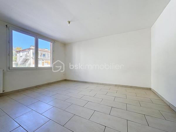 🏡 Appartement rénové de 86 m² – 3 chambres, balcon, garage et parcelle de 1 500 m²
✨ Un bien rare, entièrement rénové et prêt à vivre !
Venez découvrir ce bel appartement d’environ 86 m², entièrement rénové au goût du jour, situé dans une petite copropriété de seulement 4 logements, implantée sur une parcelle d’environ 1 500 m².

Il se compose d’une agréable pièce de vie lumineuse donnant accès au balcon, ainsi que d’une cuisine indépendante également ouverte sur le balcon, permettant de profiter pleinement des extérieurs.
🌿 L’espace nuit offre 3 chambres, une salle d’eau moderne ainsi qu’un WC indépendant.

🚗 Côté pratique, vous bénéficierez également :
d’un garage
d’une place de parking libre
du double vitrage
d’une chaudière gaz récente
d’une petite copropriété de seulement 4 logements
de faibles charges de copropriété

✨ Entièrement rénové, fonctionnel et sans travaux à prévoir, cet appartement offre de beaux volumes et un cadre agréable, avec l’atout supplémentaire d’une parcelle de 1 500 m².

📞 Un bien à découvrir rapidement ! Contactez-moi pour organiser une visite.