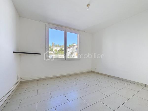 🏡 Appartement rénové de 86 m² – 3 chambres, balcon, garage et parcelle de 1 500 m²
✨ Un bien rare, entièrement rénové et prêt à vivre !
Venez découvrir ce bel appartement d’environ 86 m², entièrement rénové au goût du jour, situé dans une petite copropriété de seulement 4 logements, implantée sur une parcelle d’environ 1 500 m².

Il se compose d’une agréable pièce de vie lumineuse donnant accès au balcon, ainsi que d’une cuisine indépendante également ouverte sur le balcon, permettant de profiter pleinement des extérieurs.
🌿 L’espace nuit offre 3 chambres, une salle d’eau moderne ainsi qu’un WC indépendant.

🚗 Côté pratique, vous bénéficierez également :
d’un garage
d’une place de parking libre
du double vitrage
d’une chaudière gaz récente
d’une petite copropriété de seulement 4 logements
de faibles charges de copropriété

✨ Entièrement rénové, fonctionnel et sans travaux à prévoir, cet appartement offre de beaux volumes et un cadre agréable, avec l’atout supplémentaire d’une parcelle de 1 500 m².

📞 Un bien à découvrir rapidement ! Contactez-moi pour organiser une visite.