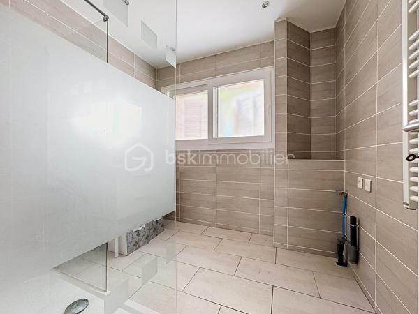 🏡 Appartement rénové de 86 m² – 3 chambres, balcon, garage et parcelle de 1 500 m²
✨ Un bien rare, entièrement rénové et prêt à vivre !
Venez découvrir ce bel appartement d’environ 86 m², entièrement rénové au goût du jour, situé dans une petite copropriété de seulement 4 logements, implantée sur une parcelle d’environ 1 500 m².

Il se compose d’une agréable pièce de vie lumineuse donnant accès au balcon, ainsi que d’une cuisine indépendante également ouverte sur le balcon, permettant de profiter pleinement des extérieurs.
🌿 L’espace nuit offre 3 chambres, une salle d’eau moderne ainsi qu’un WC indépendant.

🚗 Côté pratique, vous bénéficierez également :
d’un garage
d’une place de parking libre
du double vitrage
d’une chaudière gaz récente
d’une petite copropriété de seulement 4 logements
de faibles charges de copropriété

✨ Entièrement rénové, fonctionnel et sans travaux à prévoir, cet appartement offre de beaux volumes et un cadre agréable, avec l’atout supplémentaire d’une parcelle de 1 500 m².

📞 Un bien à découvrir rapidement ! Contactez-moi pour organiser une visite.