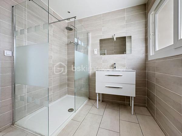 🏡 Appartement rénové de 86 m² – 3 chambres, balcon, garage et parcelle de 1 500 m²
✨ Un bien rare, entièrement rénové et prêt à vivre !
Venez découvrir ce bel appartement d’environ 86 m², entièrement rénové au goût du jour, situé dans une petite copropriété de seulement 4 logements, implantée sur une parcelle d’environ 1 500 m².

Il se compose d’une agréable pièce de vie lumineuse donnant accès au balcon, ainsi que d’une cuisine indépendante également ouverte sur le balcon, permettant de profiter pleinement des extérieurs.
🌿 L’espace nuit offre 3 chambres, une salle d’eau moderne ainsi qu’un WC indépendant.

🚗 Côté pratique, vous bénéficierez également :
d’un garage
d’une place de parking libre
du double vitrage
d’une chaudière gaz récente
d’une petite copropriété de seulement 4 logements
de faibles charges de copropriété

✨ Entièrement rénové, fonctionnel et sans travaux à prévoir, cet appartement offre de beaux volumes et un cadre agréable, avec l’atout supplémentaire d’une parcelle de 1 500 m².

📞 Un bien à découvrir rapidement ! Contactez-moi pour organiser une visite.