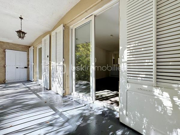 🏡 Appartement rénové de 86 m² – 3 chambres, balcon, garage et parcelle de 1 500 m²
✨ Un bien rare, entièrement rénové et prêt à vivre !
Venez découvrir ce bel appartement d’environ 86 m², entièrement rénové au goût du jour, situé dans une petite copropriété de seulement 4 logements, implantée sur une parcelle d’environ 1 500 m².

Il se compose d’une agréable pièce de vie lumineuse donnant accès au balcon, ainsi que d’une cuisine indépendante également ouverte sur le balcon, permettant de profiter pleinement des extérieurs.
🌿 L’espace nuit offre 3 chambres, une salle d’eau moderne ainsi qu’un WC indépendant.

🚗 Côté pratique, vous bénéficierez également :
d’un garage
d’une place de parking libre
du double vitrage
d’une chaudière gaz récente
d’une petite copropriété de seulement 4 logements
de faibles charges de copropriété

✨ Entièrement rénové, fonctionnel et sans travaux à prévoir, cet appartement offre de beaux volumes et un cadre agréable, avec l’atout supplémentaire d’une parcelle de 1 500 m².

📞 Un bien à découvrir rapidement ! Contactez-moi pour organiser une visite.