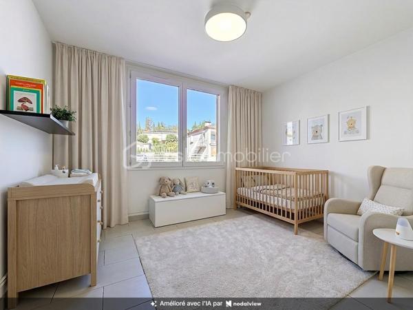 🏡 Appartement rénové de 86 m² – 3 chambres, balcon, garage et parcelle de 1 500 m²
✨ Un bien rare, entièrement rénové et prêt à vivre !
Venez découvrir ce bel appartement d’environ 86 m², entièrement rénové au goût du jour, situé dans une petite copropriété de seulement 4 logements, implantée sur une parcelle d’environ 1 500 m².

Il se compose d’une agréable pièce de vie lumineuse donnant accès au balcon, ainsi que d’une cuisine indépendante également ouverte sur le balcon, permettant de profiter pleinement des extérieurs.
🌿 L’espace nuit offre 3 chambres, une salle d’eau moderne ainsi qu’un WC indépendant.

🚗 Côté pratique, vous bénéficierez également :
d’un garage
d’une place de parking libre
du double vitrage
d’une chaudière gaz récente
d’une petite copropriété de seulement 4 logements
de faibles charges de copropriété

Attention les images de décoration d'aménagement sont générées par L IA
✨ Entièrement rénové, fonctionnel et sans travaux à prévoir, cet appartement offre de beaux volumes et un cadre agréable, avec l’atout supplémentaire d’une parcelle de 1 500 m².

📞 Un bien à découvrir rapidement ! Contactez-moi pour organiser une visite.