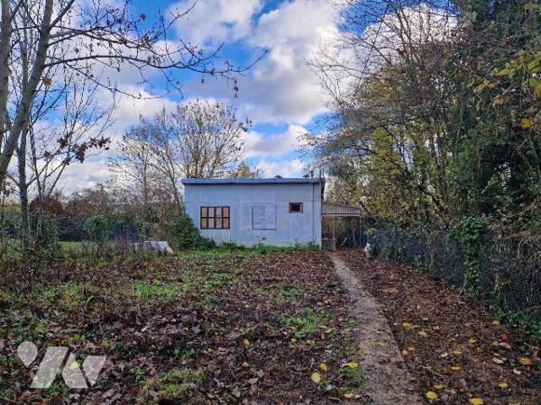Un préfabriqué à démolir d'env. 53m² élevé sur vide sanitaire sur un terrain de 1577m² comprena...