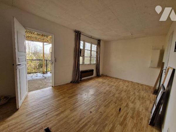 Un préfabriqué à démolir d'env. 53m² élevé sur vide sanitaire sur un terrain de 1577m² comprena...
