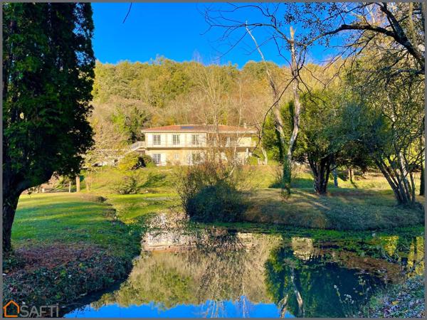 Propriété 1.6 hectares avec étang sur emplacement exceptionnel, maison d'architecte en pierre avec piscine, 6 chambres, dépendances.