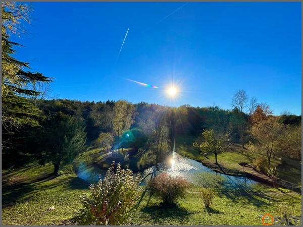 Propriété 1.6 hectares avec étang sur emplacement exceptionnel, maison d'architecte en pierre avec piscine, 6 chambres, dépendances.