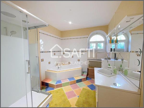 Propriété 1.6 hectares avec étang sur emplacement exceptionnel, maison d'architecte en pierre avec piscine, 6 chambres, dépendances.