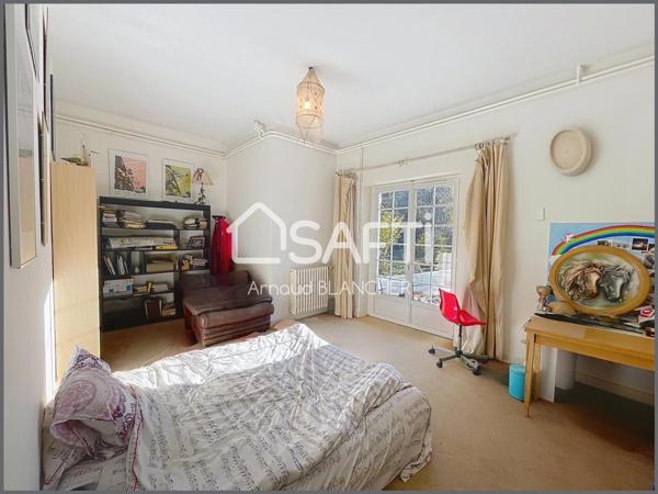 Propriété 1.6 hectares avec étang sur emplacement exceptionnel, maison d'architecte en pierre avec piscine, 6 chambres, dépendances.