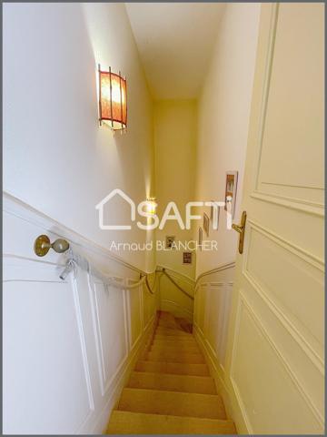 Propriété 1.6 hectares avec étang sur emplacement exceptionnel, maison d'architecte en pierre avec piscine, 6 chambres, dépendances.