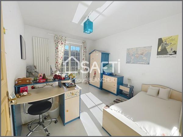 Propriété 1.6 hectares avec étang sur emplacement exceptionnel, maison d'architecte en pierre avec piscine, 6 chambres, dépendances.