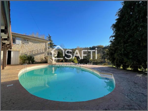 Propriété 1.6 hectares avec étang sur emplacement exceptionnel, maison d'architecte en pierre avec piscine, 6 chambres, dépendances.