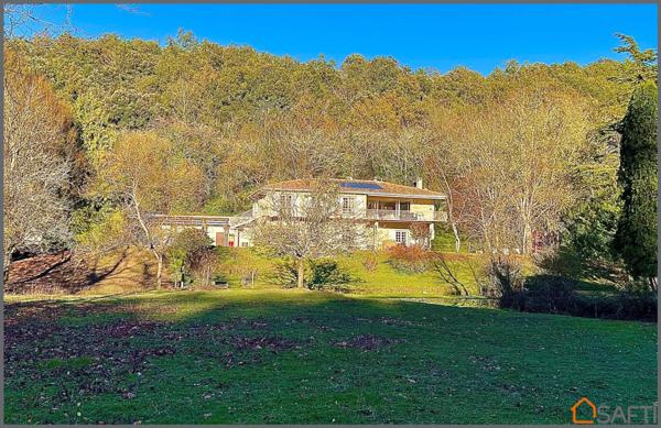 Propriété 1.6 hectares avec étang sur emplacement exceptionnel, maison d'architecte en pierre avec piscine, 6 chambres, dépendances.