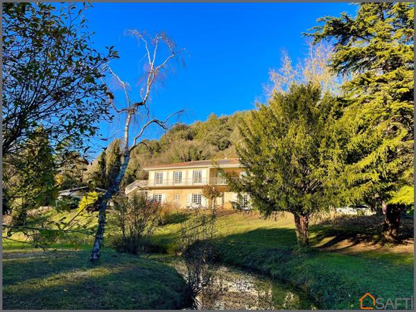 Propriété 1.6 hectares avec étang sur emplacement exceptionnel, maison d'architecte en pierre avec piscine, 6 chambres, dépendances.