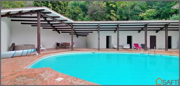 Propriété 1.6 hectares avec étang sur emplacement exceptionnel, maison d'architecte en pierre avec piscine, 6 chambres, dépendances.