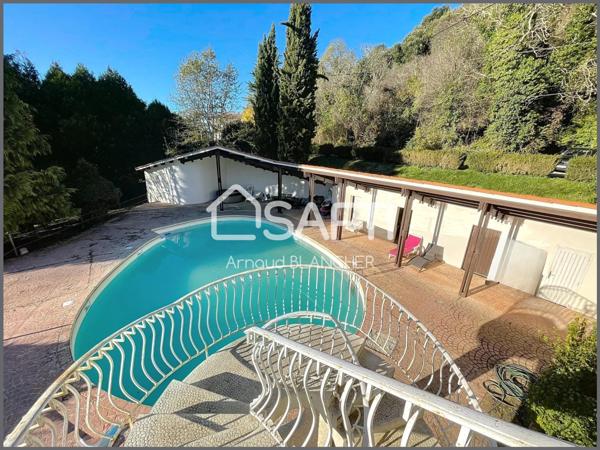 Propriété 1.6 hectares avec étang sur emplacement exceptionnel, maison d'architecte en pierre avec piscine, 6 chambres, dépendances.
