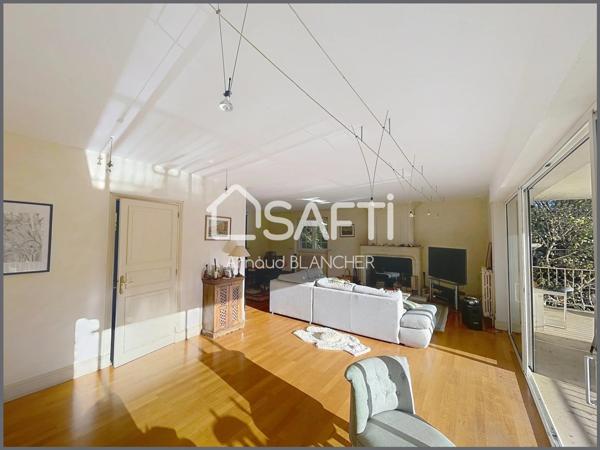 Propriété 1.6 hectares avec étang sur emplacement exceptionnel, maison d'architecte en pierre avec piscine, 6 chambres, dépendances.