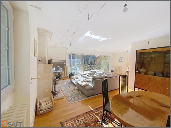 Propriété 1.6 hectares avec étang sur emplacement exceptionnel, maison d'architecte en pierre avec piscine, 6 chambres, dépendances.