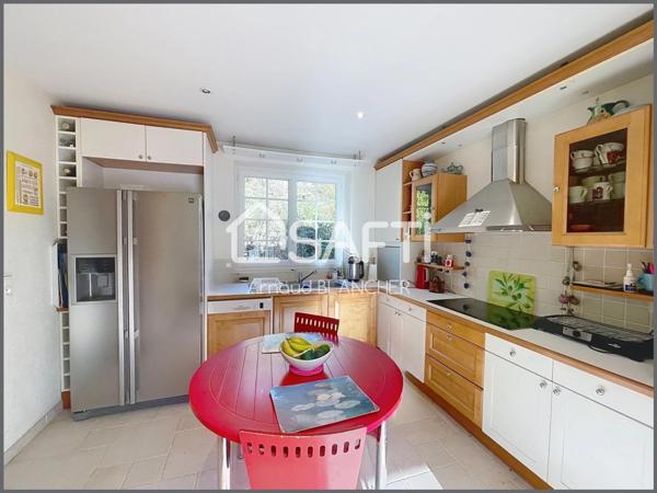 Propriété 1.6 hectares avec étang sur emplacement exceptionnel, maison d'architecte en pierre avec piscine, 6 chambres, dépendances.