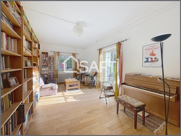 Propriété 1.6 hectares avec étang sur emplacement exceptionnel, maison d'architecte en pierre avec piscine, 6 chambres, dépendances.