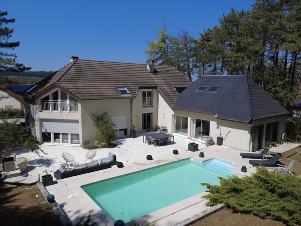 MAISON D’ARCHITECTE DANS LES BOIS