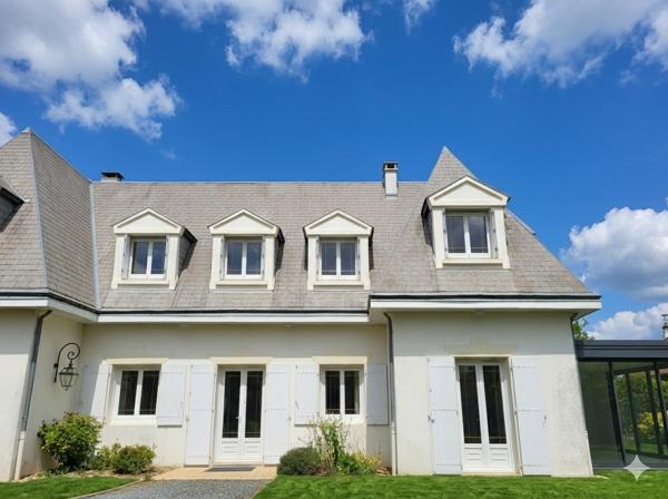 Maison Vertou 6 pièces 198 m2 sur une parcelle, avec piscine et étang, de 6316m².
