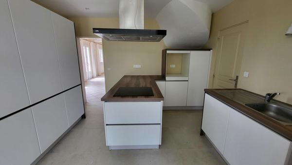 Maison Vertou 6 pièces 198 m2 sur une parcelle, avec piscine et étang, de 6316m².