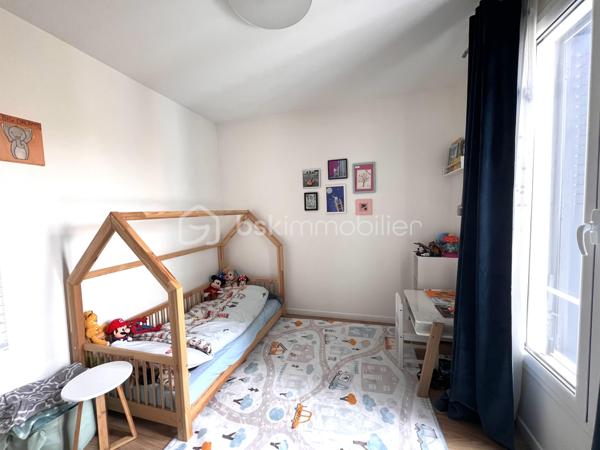 Située dans l'un des secteurs les plus prisés de Joinville-le-Pont, découvrez cette magnifique maison familiale du début du XXe siècle, rénovée à neuf par un architecte en 2020. 
Entre son état irréprochable et son emplacement stratégique, elle offre un équilibre parfait entre vie urbaine dynamique et sérénité au bord de l'eau.
Elle présente une surface de vie de 154 m² de surface de vie (110 m² Loi Carrez+ 25 m² d'annexes garage, atelier, cave).

Les points forts de votre futur chez-vous :

* Emplacement d’exception : À seulement 1 minute à pied des bords de Marne 5 minutes du RER A et des commerces.
* Charme de l'ancien & Confort : Une bâtisse ancienne parfaitement entretenue et moderne, répartie sur 4 niveaux optimisés.
* Espaces Extérieurs : Profitez d'un jardin intimiste et d'une terrasse pour vos soirées d'été.

Une organisation idéale sur 4 niveaux :

Espace de Vie (rez-de-chaussée) : Dès l'entrée, vous serez séduit par la luminosité du double séjour et de la salle à manger. Une cuisine moderne et un WC séparé complètent cet espace de vie et de réception.

Espace Nuit:

* 1er étage : Une vaste suite parentale (salle d’eau et dressing), une deuxième chambre confortable, un bureau et une salle d'eau avec WC. Un balcon complète le tout pour savourer le café en plein air.
* 2ème étage : Deux chambres supplémentaires sous les toits, idéales pour des enfants, des adolescents ou un espace bureau au calme.

Rez-de-jardin: Un espace polyvalent comprenant une chambre supplémentaire (parfaite pour les invités ou un adolescent), une salle d'eau avec WC, une buanderie, une cave, ainsi qu'un garage et un atelier pour les bricoleurs ou les passionnés de vélos/canoës.

Bien rare sur le secteur, à visiter au plus vite!