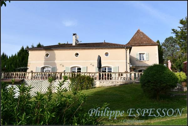 DOMAINE D'EXCEPTION AVEC PISCINE SUR UN PARC DE 8 HECTARES AVEC AOC